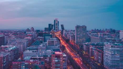 Luftaufnahme-Der-Skyline-Des-Finanzviertels-Von-Madrid-Im-Zeitraffer-Bei-Nacht