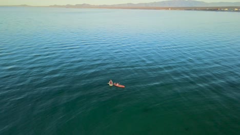 Kayaks-Explorando-La-Playa-De-Baja-California