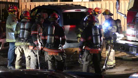 Bomberos-Preparándose-Para-Emergencias-Cerca-De-Un-Camión-De-Bomberos-Por-La-Noche