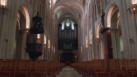 Kirchenschiff-Und-Orgel-Der-„Abbaye-Aux-Hommes“-In-Caen,-Normandie,-Frankreich