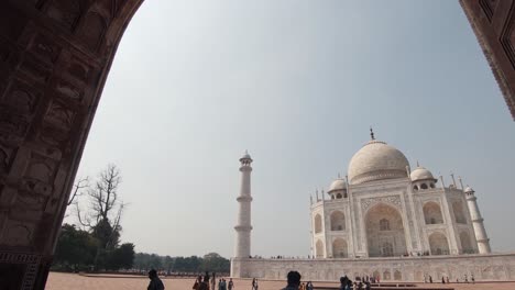 Das-Taj-Mahal,-Eingerahmt-Von-Einem-Bogentor