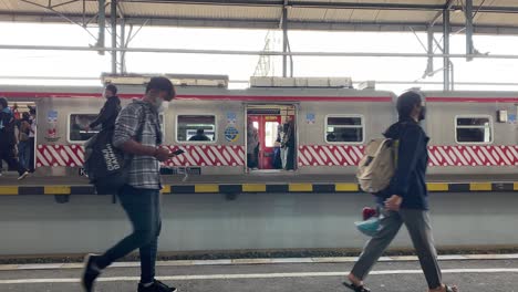 Actividades-De-Pasajeros-Y-Trenes-En-La-Estación-De-Lempuyangan-Los-Fines-De-Semana