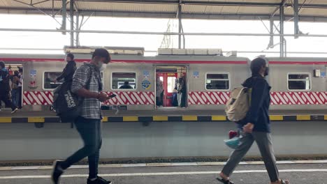 Passenger-and-train-activities-at-lempuyangan-station-on-weekends