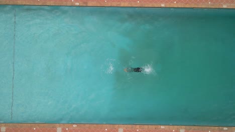 Ogere-Resort,-Bundesstaat-Ogun,-Nigeria---15.-September-2021:-Schwimmer-Gleiten-In-Einem-Großen-Swimmingpool-In-Einem-Resort-Durch-Das-Wasser