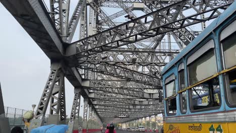 Gimble-shot-of-taxis-and-buses-circulating-on-the-Howrah-Bridge-on-August-15,-2021-in-Kolkata,-West-Bengal,-India