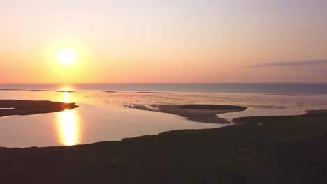 Erstaunlicher-Sonnenuntergang,-Meerblick,-Orange,-Gelbe-Sonne-Und-Insel