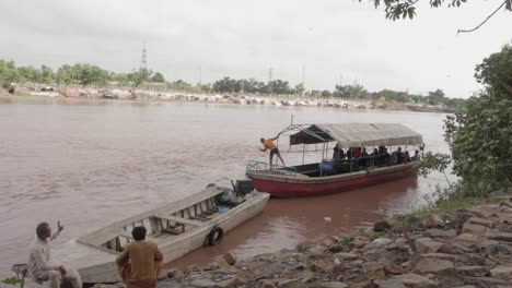 Ein-Motorboot-Auf-Dem-Fluss-Ravi,-Das-Die-Dorfbewohner-In-Pakistan-Transportiert