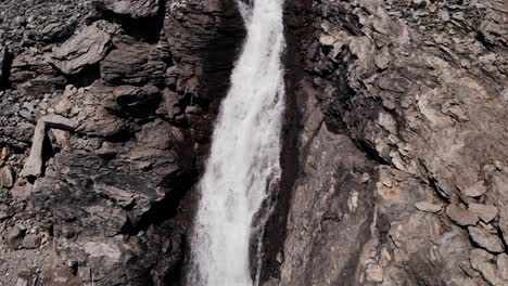 Wasserfall-Fließt-Auf-Einer-Felsigen-Klippe-In-Den-Wasserfallboden-Stausee-In-Kaprun,-Australien