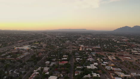 Gewerbe--Und-Wohngebäude-Am-Highway-10-In-Tucson,-Arizona,-Mit-Den-Catalina-Mountains-Im-Hintergrund