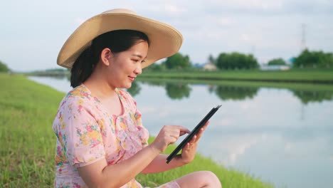 Mujer-Asiática-Que-Usa-Un-Dispositivo-Portátil-Durante-Las-Vacaciones