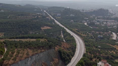 Autobahnstraße-Durch-Die-Grüne-Und-Lebendige-Insel-Kreta,-Drohnenansicht-Aus-Der-Luft