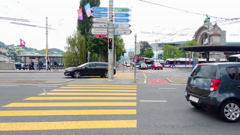 Cruce-De-Carreteras-Con-Señales-Y-Peatones-En-Lucerna,-Suiza