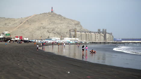 Landscape-of-bathers-enjoying-their-time-at-Playa-Salverry-beach,-Trujillo,-La-Libertad,-Peru