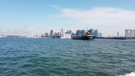 Vista-De-La-Ciudad-De-Singapur-Desde-El-Océano-En-El-Barco