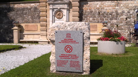 Signo-Del-Patrimonio-Mundial-De-La-Unesco-Del-Ferrocarril-Semmering-En-Austria