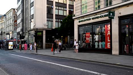 Lapso-De-Tiempo-Del-Frente-De-La-Tienda-Del-Almacén-De-Montaña-En-Strand-En-Covent-Garden