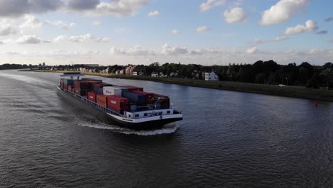 Luftaufnahme-Des-Missouri-binnencontainerschiffes,-Das-Den-Fluss-Noord-Befährt