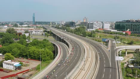 Gente-Corriendo-En-El-Puente-Ada-Para-El-Evento-De-Maratón-De-Belgrado,-Vista-Aérea