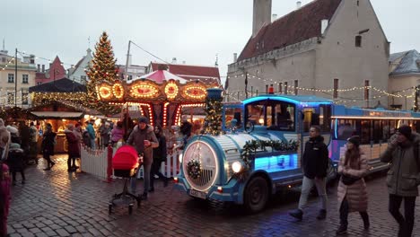 Estonia,-Plaza-Del-Ayuntamiento-De-Tallin,-Mercado-Navideño,-Los-Niños-Juegan-En-El-Carrusel