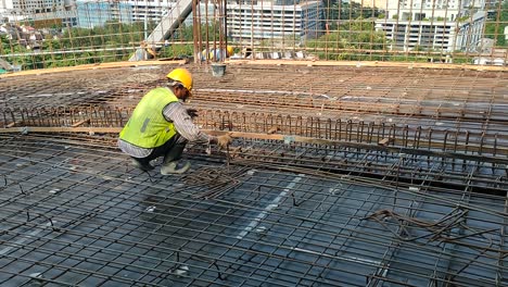 Bauarbeiter,-Die-Stahlbewehrungsstäbe-Auf-Der-Baustelle-Herstellen