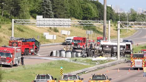 Vehículos-De-Emergencia-En-La-Escena-De-Un-Accidente-De-Tráfico-De-Un-Petrolero-Volteado