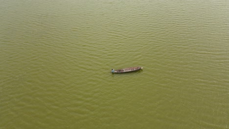 Steady-Luftaufnahmen-Eines-Fischers,-Der-Von-Seinem-Rücken-Aus-Gesehen-Wird-Und-Sein-Netz-Aus-Dem-Wasser-Zieht,-Muak-Klek,-Saraburi,-Thailand
