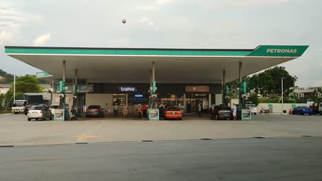 Petronas-Tankstelle-Tagsüber