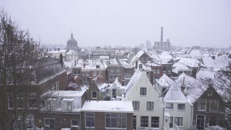 Vista-Sobre-Los-Edificios-De-La-Ciudad-De-Leiden-Cubiertos-De-Nieve-Invernal,-Países-Bajos