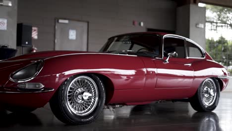 Jaguar-E-type-Coche-Inglés-Antiguo-Jagaur-Rojo-En-Exhibición