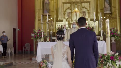 Priester-Segnet-Neues-Brautpaar-In-Der-Kirche