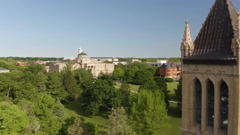 Glockenturm-Der-Iowa-State-University,-Bartscherhalle,-Campus-Rasen,-Wunderschöne-Luftaufnahme