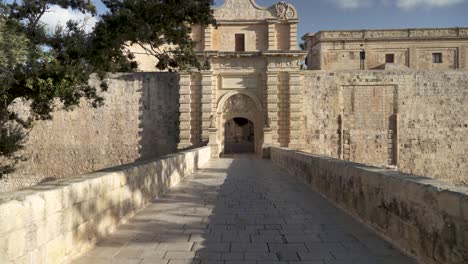 Puerta-Fortificada-A-Mdina,-Ciudad-Silenciosa-En-Malta