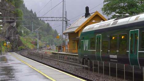 Tren-De-Pasajeros-Verde-Vy-Que-Llega-Y-Se-Detiene-En-La-Estación-Stanghelle-En-Camino-A-Bergen,-Noruega