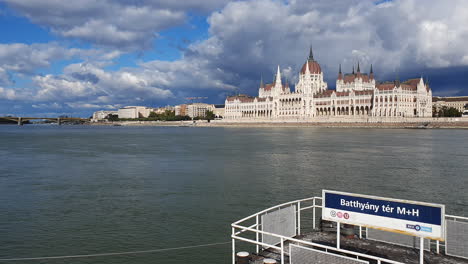 Donau-Mit-Dem-Ungarischen-Parlamentsgebäude-Im-Hintergrund-In-Budapest,-Ungarn---Weitwinkelaufnahme