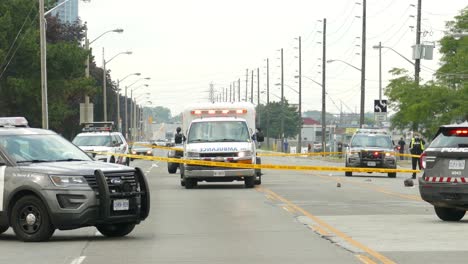 Ambulancia-Y-Policía-En-La-Carretera-Después-De-Un-Accidente-De-Tráfico-Acumulado
