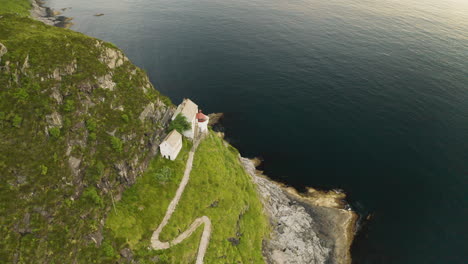 Top-View-Of-The-Coastal-Structure-Of-Hendanes-Lighthouse-In-Maloy,-Norway