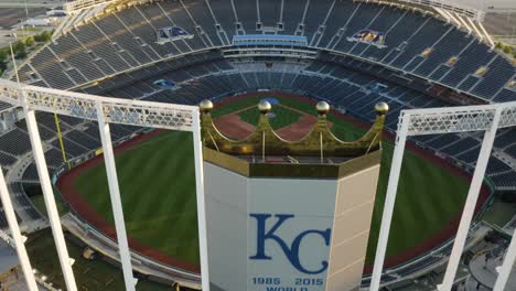 Erstaunliche,-Aufschlussreiche-Luftaufnahme-Des-Kauffman-Stadions-Der-Royals