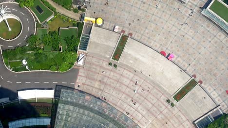 Menschen-Und-Fahrzeuge-Auf-Dem-Boden,-Betrachtet-Von-Der-Obersten-Aussichtsplattform-Des-Beliebten-Wolkenkratzers-Shanghai-TV-Tower