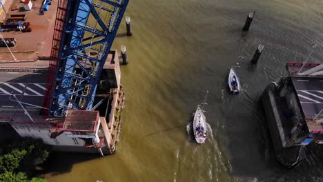 Luftaufnahme-Der-Zugbrücke-über-Den-Fluss-Noord