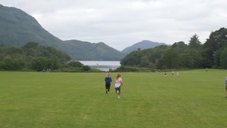 Touristen-Laufen-Zum-Muckross-Lake-Im-Killarney-Nationalpark,-County-Kerry,-Irland