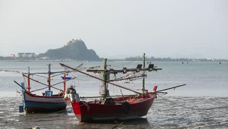 Barco-De-Pescadores-Flotando-En-El-Mar-En-Khao-Lom-Muak,-Provincia-De-Prachuapkirikhan,-Tailandia