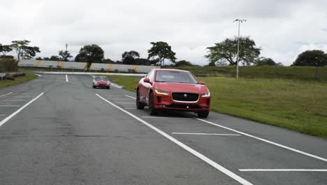 Coche-De-Carreras-Eléctrico-En-Pista