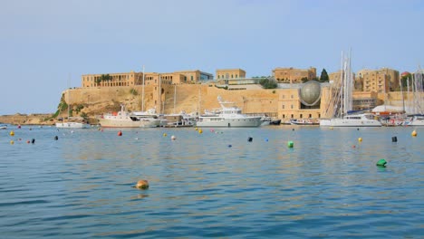 Wunderschöner-Yachthafen-Mit-Großen-Yachten-Vor-Anker-In-Birgu,-Malta