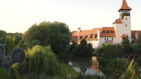 Wetterhahn-In-Einem-Garten-Mit-Teich-Neben-Einer-Mittelalterlichen-Burg,-Tschechien