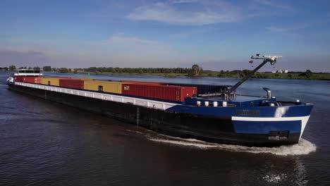 Frachtschiff-Von-Borelli-Segelt-Auf-Dem-Fluss-Oude-Maas,-Beladen-Mit-Containergütern-In-Barenrecht,-Niederlande