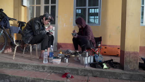 Zwei-Vietnamesische-Brüder-Essen-Schweigend-Im-Stadtgebiet