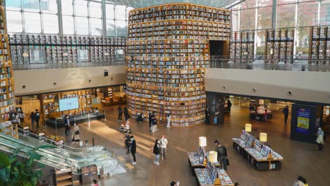 Menschen-Bewegen-Sich-Umher-Und-Schauen-Sich-Bücher-In-Der-Starfield-Bibliothek-Im-Coex-Einkaufszentrum-Im-Bezirk-Gangnam,-Seoul-City,-Korea-An-–-Statischer-Zeitraffer