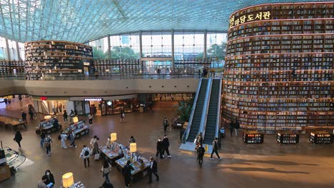 Timelapse-crowd-of-people-at-Starfield-Library-in-Gangnam-District,-Seoul-city