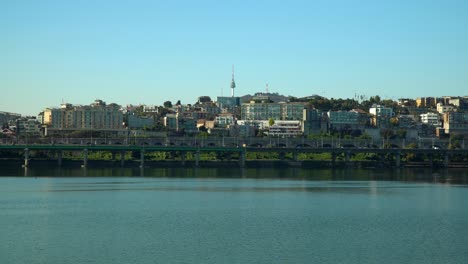 Hangang-Flusspark-Am-Flussufer-Mit-Hannam-Dong,-Yongsan-Gu-Und-N-Seoul-Turm-An-Einem-Wolkenlosen-Tag-–-Kopierraumvorlage