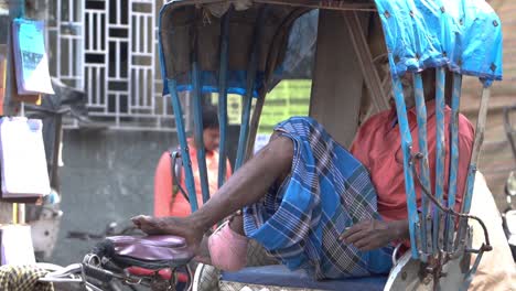 Armer-Und-Müder-Alter-Mann,-Der-Sich-In-Seiner-Rikscha-Entspannt,-Indischer-Rikschafahrer